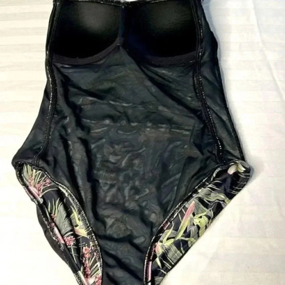 Nip Tuck size 6 one piece swimsuit - Picture 6 of 9